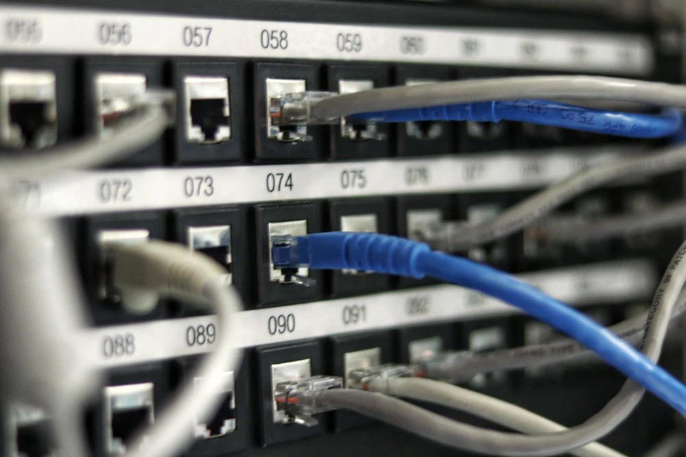 Rack de servidores iluminado dentro de uma sala técnica