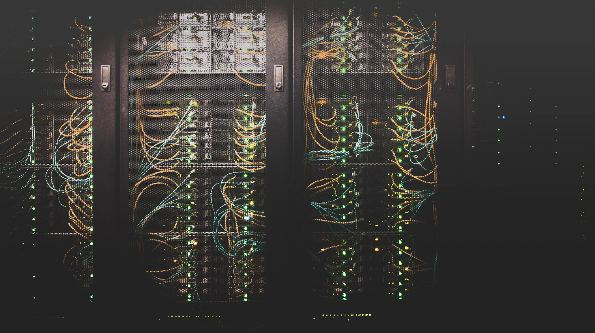 Corredor de um data center com fileiras de servidores em operação